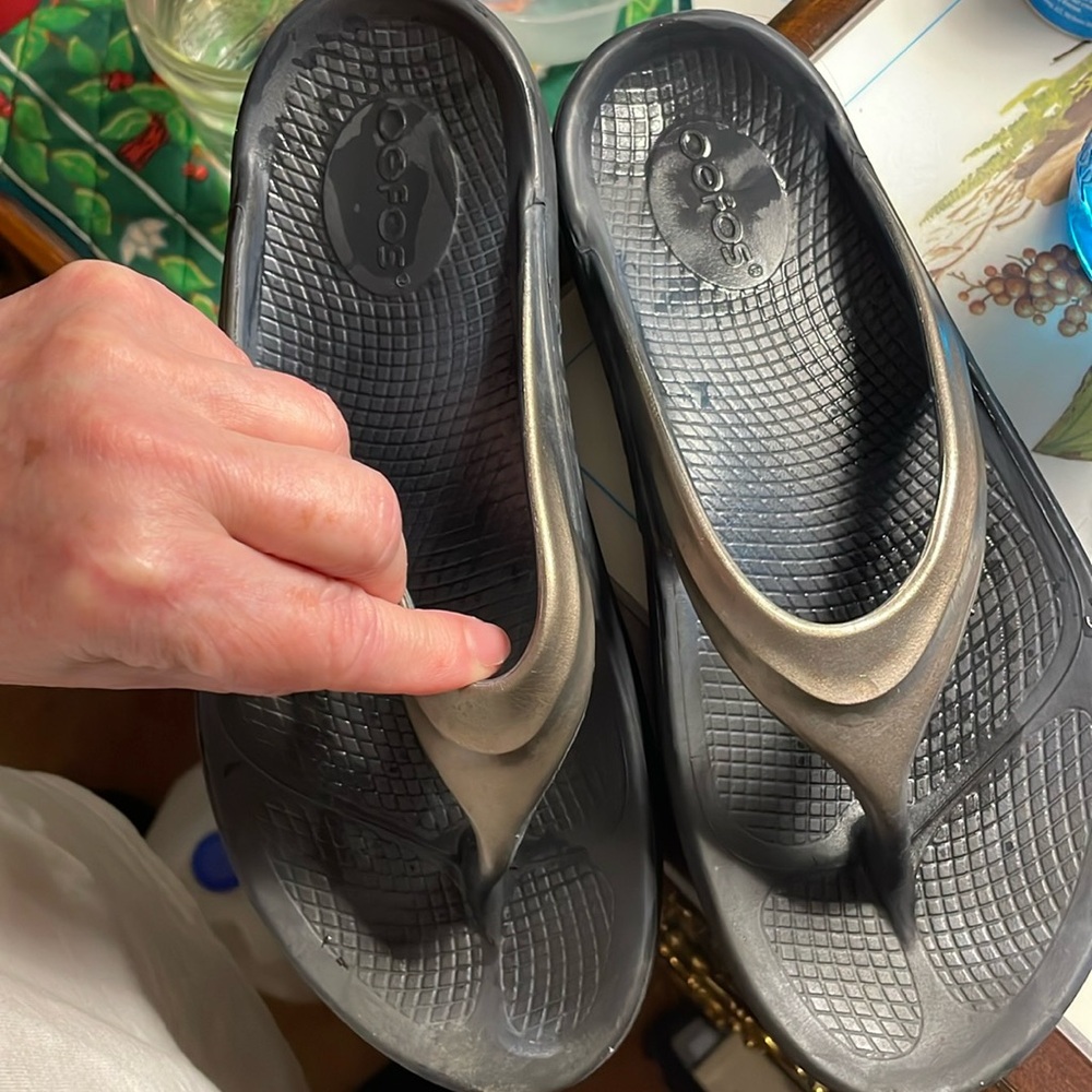 OOFO’S   flip flop size 6W woman’s silver slate grey - Picture 6 of 12